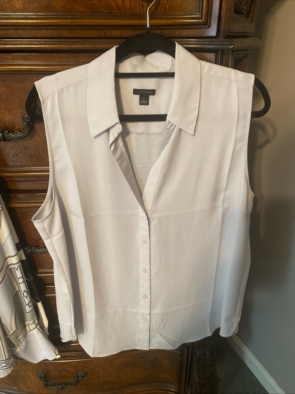Ann Taylor Essentials Gray Sleeveless Button Up Blouse